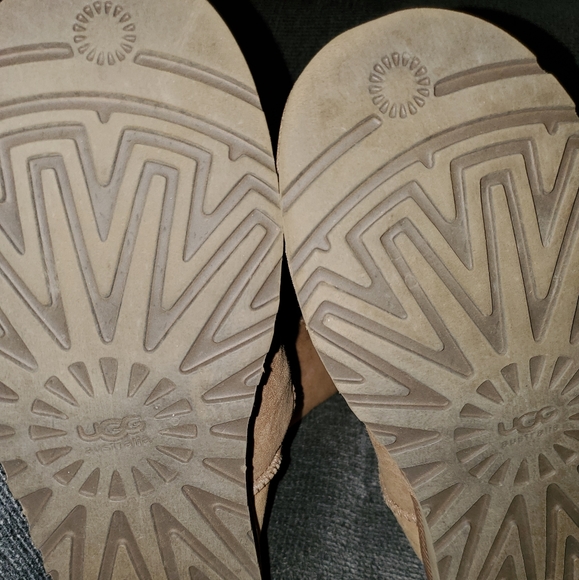 Ugg - Picture 2 of 5